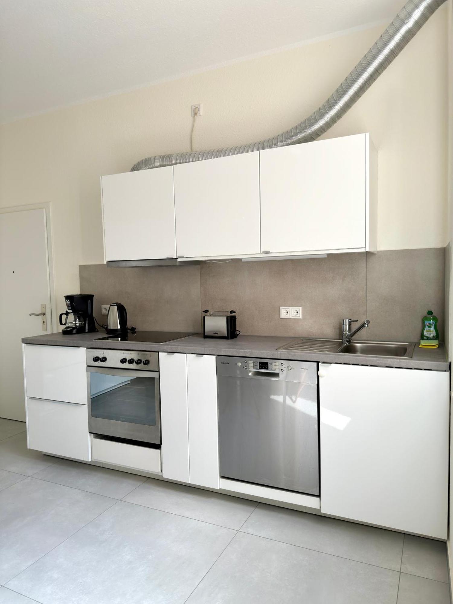 4 Rooms, Free Parking, 25 Min To Duesseldorf, 100 Mbps Wlan Apartment