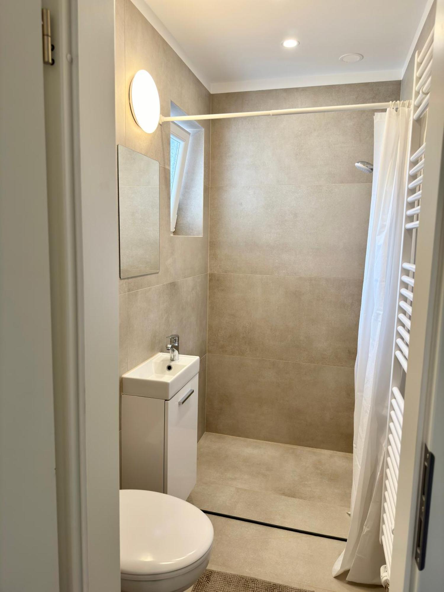 4 Rooms, Free Parking, 25 Min To Duesseldorf, 100 Mbps Wlan